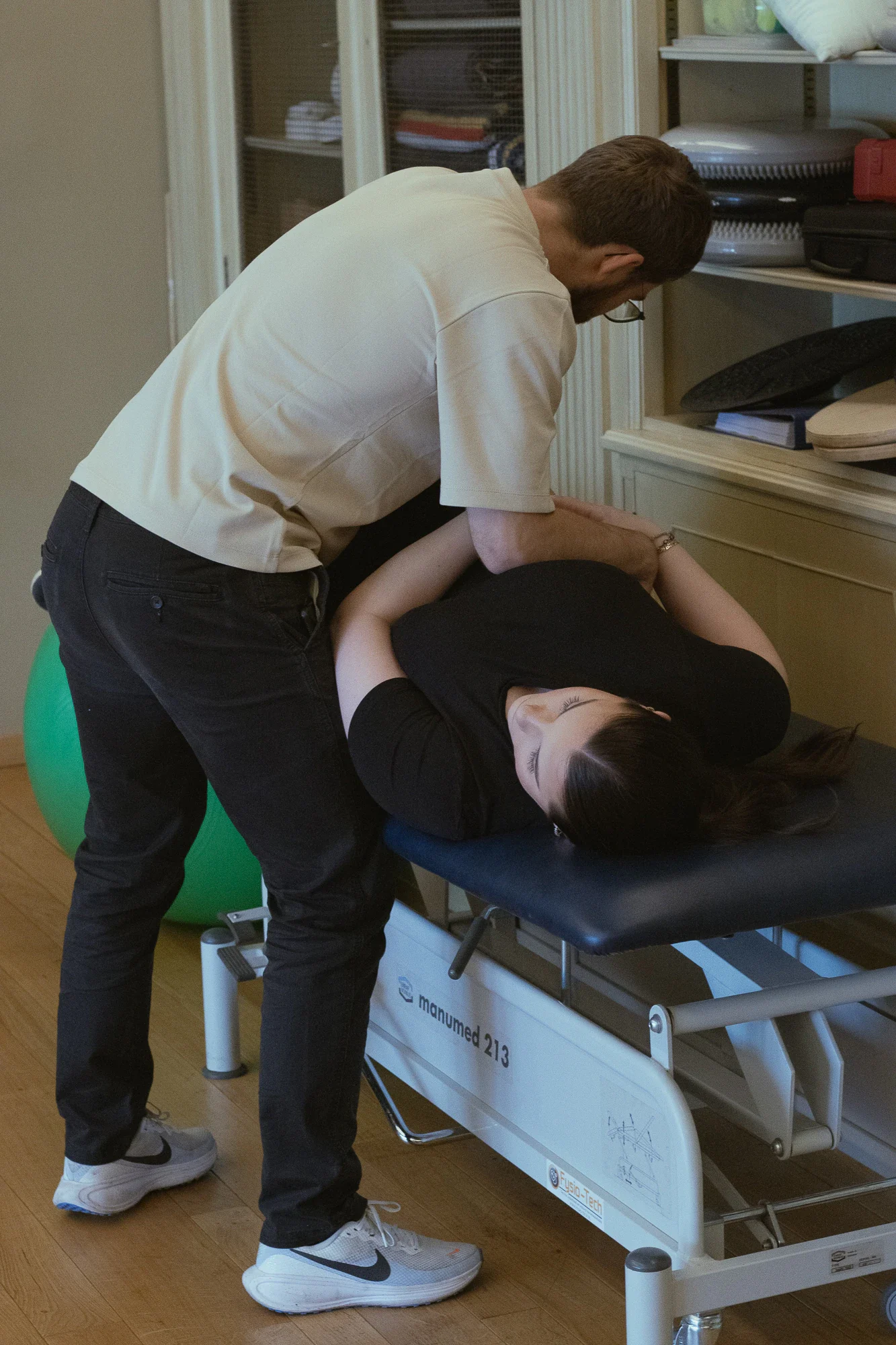 Kinésithérapeute accompagnant un patient pendant un exercice
